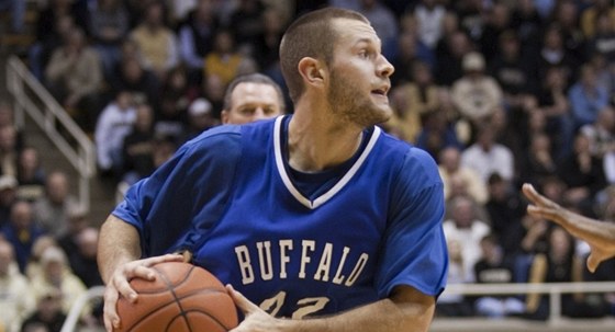 John Boyer v dresu univerzitního basketbalového týmu Buffalo Bulls.