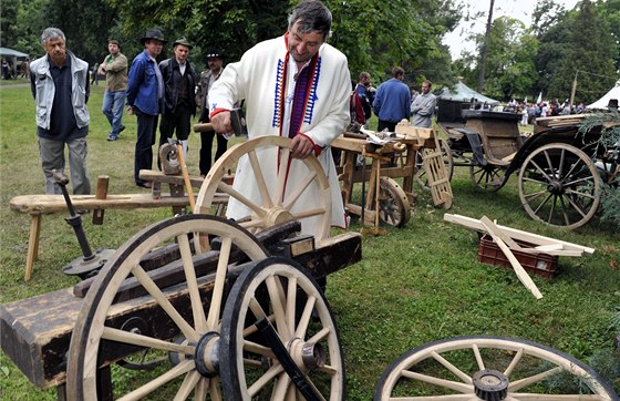 Koláský mistr Augustin Krystyník pedvádí koláské umní na pehlídce Josefkol