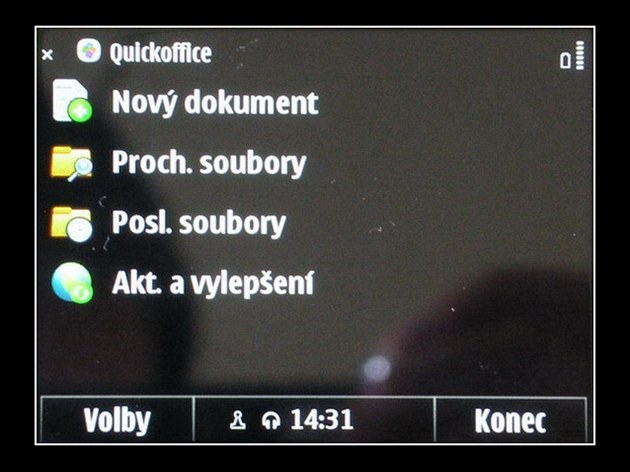 QWERTY klávesnice je hlavním tahákem tohoto pístroje.