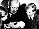 Ferdinand Porsche ukazuje vnouatm jeden z model aut.