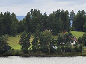 Norsk policie prohledv ostrov Utya. (25. ervence 2011)