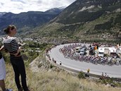 cyklistick peloton v prbhu 17. etapy Tour de France