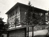 Pvodn Bezruova chata, kter vyhoela v roce 1978.