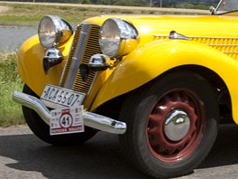 Tatra 75 cabrio na závodu historických voz v Ústí nad Labem.