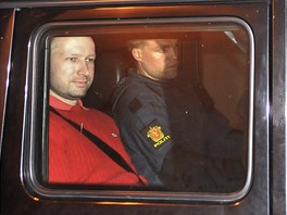 Nort policist pevej Anderse Behringa Breivika (vlevo). (25. ervence...