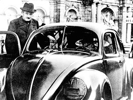 Ferdinand Porsche se svm zkuebnm, nejspnjm vozem Volkswagen Brouk