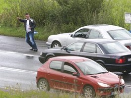 Rumuni jsou pesvdiv. Vrhaj se ped auta a iv gestikuluj, aby idie