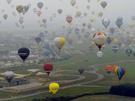 Nebe nad francouzským mstem Chambley-Bussieres obsadily v úterý desítky horkovzduných balon. Odvání vzduchoplavci se bhem akce nazvané "Lorraine Mondial air ballons" pokusili pekonat rekord v hromadném startu vzneených koráb nebes.