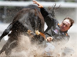 Dny rodea v Cheyenne v americkém stát Wyoming. Kovboj Kyle Whitaker se v sedle zuícího býka udrel pesn 10,8 vteiny.