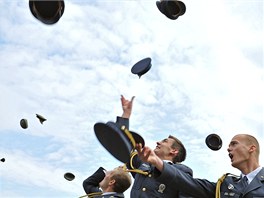 Studia mají mladí vojáci za sebou, epice letí do vzduchu. Na Univerzit obrany v Brn v pátek 29. ervence slavilo 176 absolvent vojenského prezenního studia.