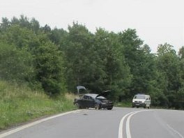 Nehoda Opelu Tigra u Zmrsku, v aut se rozkolsal pivn sud. (22. ervence