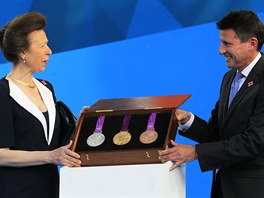 TADY JSOU. Britská princezna Anna a éf organizaního výboru olympijských her v