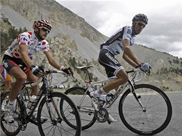 RYCHLE NAHORU. Alberto Contador lape na Col dIzoard, jeden z vrchol