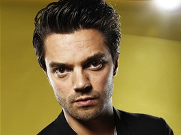 Dominic Cooper chodil se svojí kolegyní z muzikálu Mamma Mia! Amandou