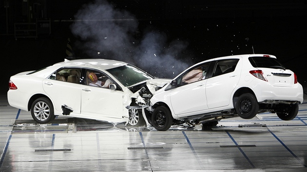 Automobily toyota se sráí bhem demonstrativního crash testu v továrn v