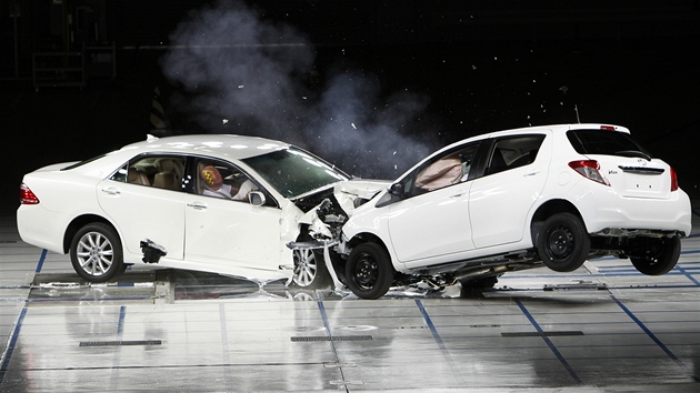 Automobily toyota se sráží během demonstrativního crash testu v továrně v Automobily toyota se sráží během demonstrativního crash testu v továrně v