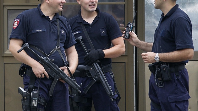 Srbtí policisté eskortují Gorana Hadie na letit. (22. ervence 2011)