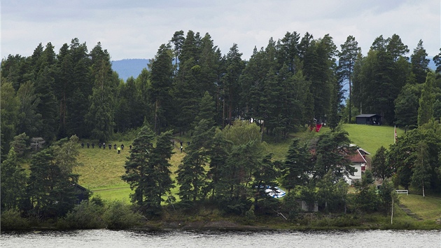 Norská policie prohledává ostrov Utöya. (25. ervence 2011)