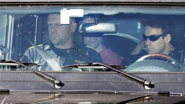 Nortí policisté vezou Anderse Behringa Breivika k výslechu. (28. ervence 2011)