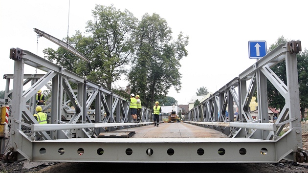 Chrastavský provizorní most s prasklými nosníky dlníci nahradili úpln