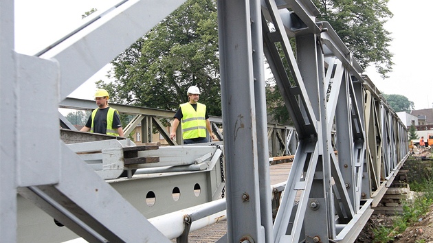 Chrastavský provizorní most s prasklými nosníky dlníci nahradili úpln
