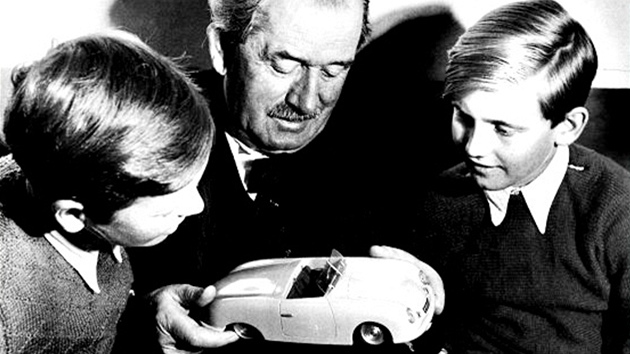 Ferdinand Porsche ukazuje vnouatm jeden z model aut.