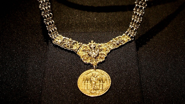 Nákrní etz s medailí z 16 století.