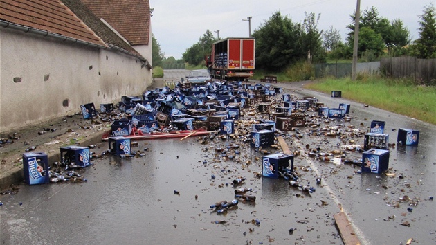 U Hodic na jihlavsku havaroval náklaák s pivem.