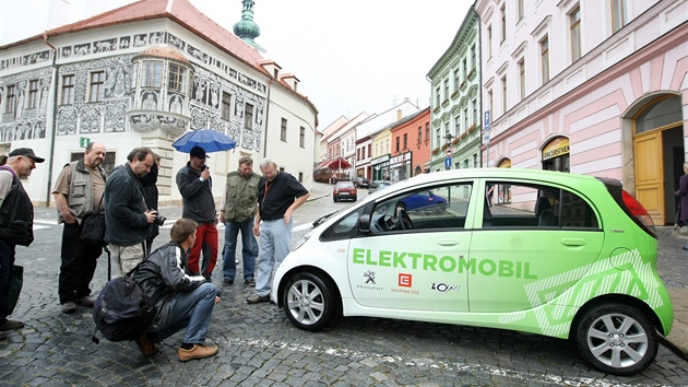 Silnice na Vysoin brázdí první sériov vyrávný elektromobil. V Tebíi jej