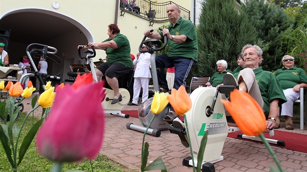 Sto dvacet tisíc kilometr v sedle rotopedu zavrili senioi v Domov dchodc