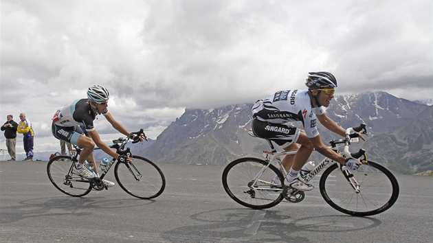 ZA LUTÝM DRESEM. Andy Schleck (vlevo) sleduje ve sjezdu z Galibieru obhájce