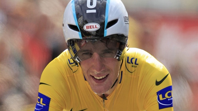 DOSAVADN LDR. Pedposledn etapu na leton Tour de France odstartoval ve lutm Andy Schleck. Jenome asovky mu pln nejdou...