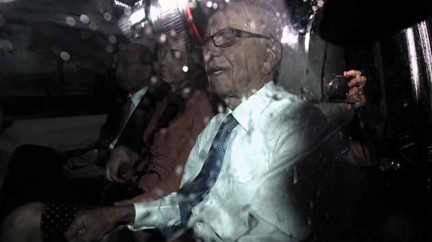 James Murdoch pijídí do sídla News International na východ Londýna. (19. ervence 2011)