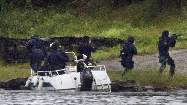 Norská policie zasahuje na ostrov Utoya (22. ervence 2011)