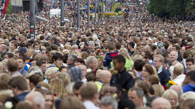 Do ulic Osla vylo v pondlí veer nejmén sto tisíc Nor, kteí s kvtinami v