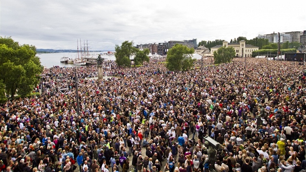 Do ulic Osla vylo v pondlí veer nejmén sto tisíc Nor, kteí s kvtinami v