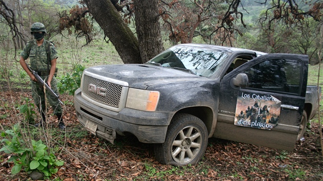 Mexick vojk stoj automobilu bojovnk novho drogovho kartelu Templ nedaleko mexickho msta Santa Gertrudis. (14. ervence 2011)