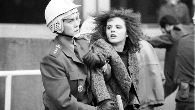 Policejní zásah proti demonstraci na pražském Václavském náměstí (28. října Policejní zásah proti demonstraci na pražském Václavském náměstí (28. října