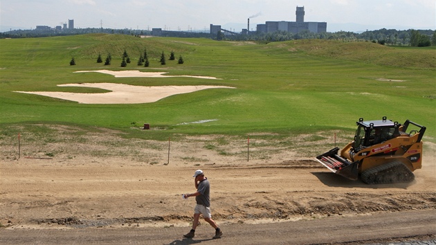 Z tebního areálu nedaleko Karviné vzniká devítijamkové golfové hit.