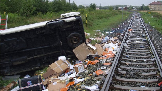 Sráka mezi dodávkou a motorovým vlakem na elezniním pejezdu v Krnov.