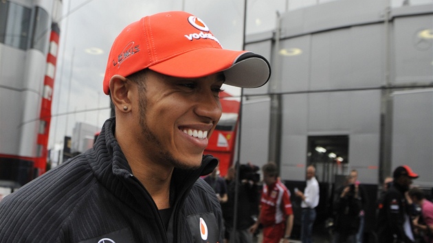 Lewis Hamilton s vozem McLaren.
