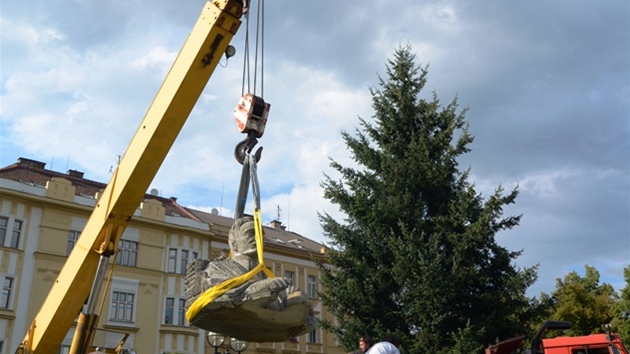 Sthování sochy Frantika Ulricha z námstí Svobody v Hradci Králové. (19....