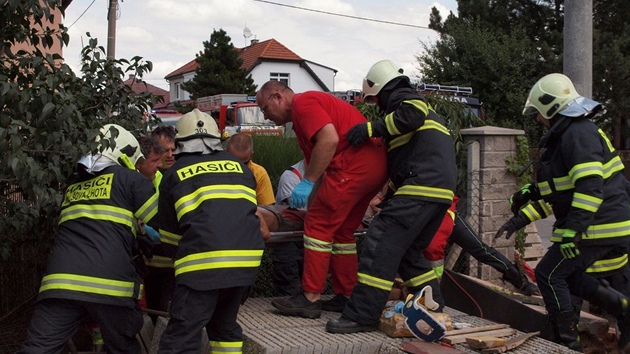 Záchranái vyproují dlníka, kterého v Hradci Králové zavalil iroký betonový