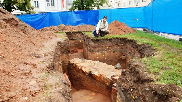 Archeologick przkum na nmst 28. jna v Hradci Krlov odhalil zklady formansk hospody. 
