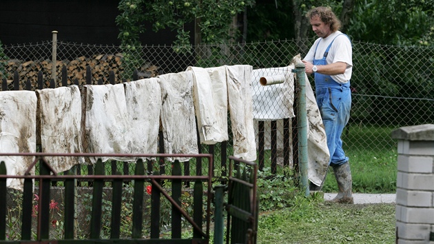 klid u zatopenho domu Vclava varce v Chborech, kam se vylila rozvodnn Ddina. (23. ervence 2011)