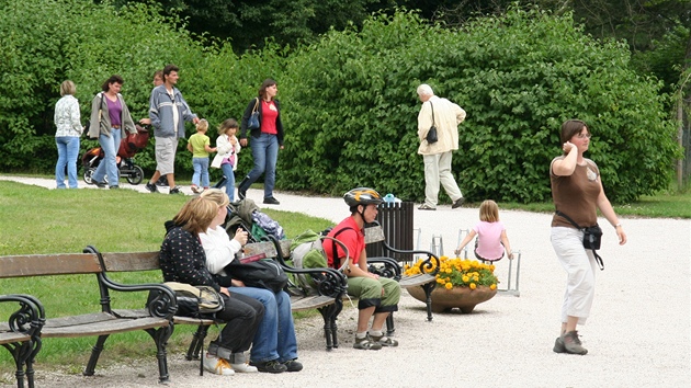 Turisté na zámku v Ratiboicích.