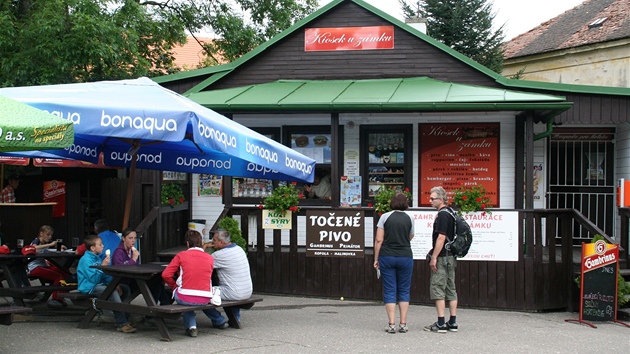 Oberstvení u vchodu do areálu zámku v Ratiboicích