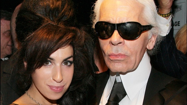 Amy Winehouse a návrhář Karl Lagerfeld Amy Winehouse a návrhář Karl Lagerfeld