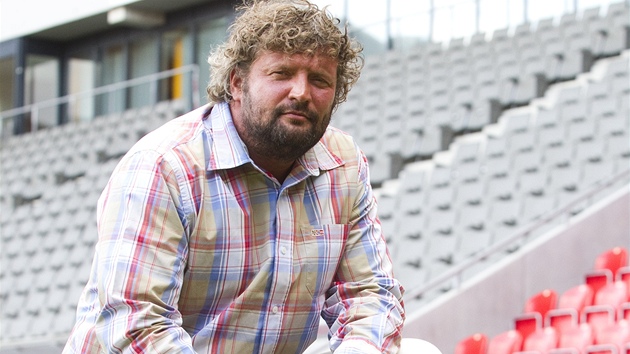 Aleš Řebíček, spolumajitel fotbalistů Slavie, pózuje na stadionu v Edenu. Aleš Řebíček, spolumajitel fotbalistů Slavie, pózuje na stadionu v Edenu.