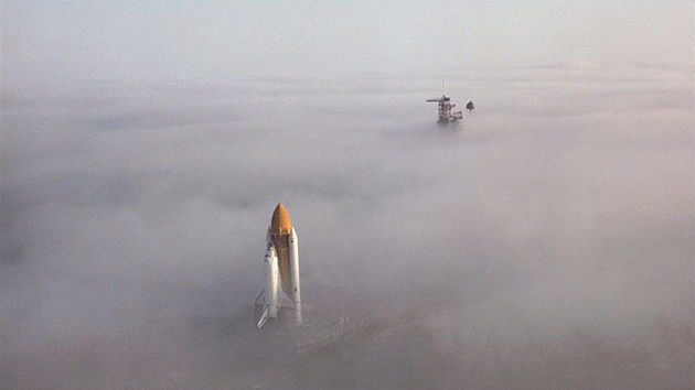 Raketoplán Challenger se mlhou blíí k odpalovací ramp 39-B bhem píprav k...